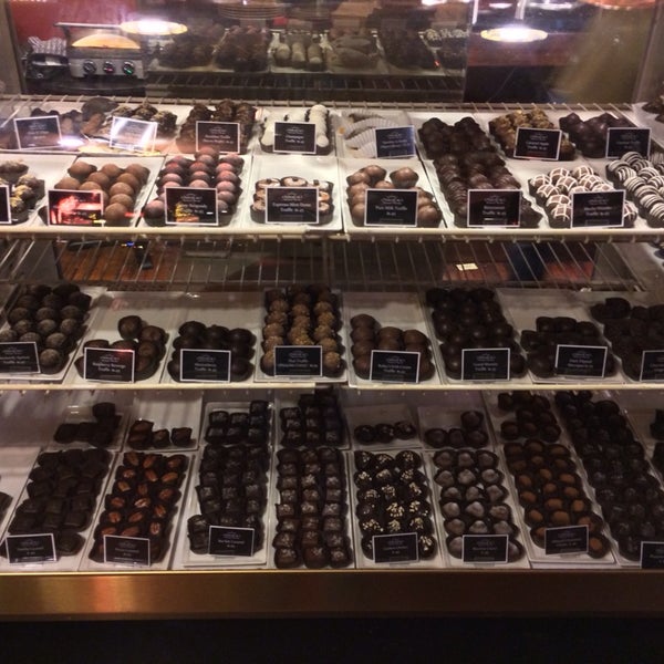 Foto diambil di Chocolati Greenwood oleh Kelsey B. pada 10/10/2013