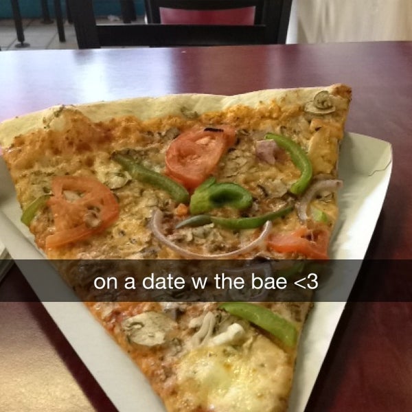 Foto diambil di Big Slice Pizza oleh lux pada 4/4/2013