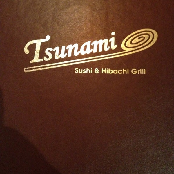 Foto tomada en Tsunami Sushi &amp; Hibachi Grill  por Brent O. el 4/25/2013
