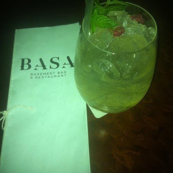Das Foto wurde bei BASA - Basement Bar &amp; Restaurant von Hurricane K. am 5/1/2013 aufgenommen