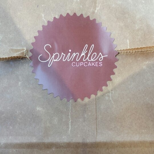3/28/2014 tarihinde Julien C.ziyaretçi tarafından Sprinkles Cupcakes'de çekilen fotoğraf