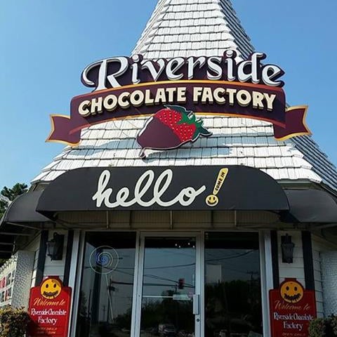 รูปภาพถ่ายที่ Riverside Chocolate Factory โดย Riverside Chocolate Factory เมื่อ 3/7/2019