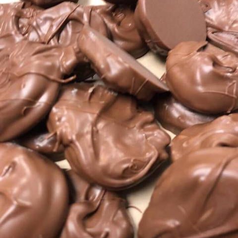 Foto diambil di Riverside Chocolate Factory oleh Riverside Chocolate Factory pada 1/8/2019