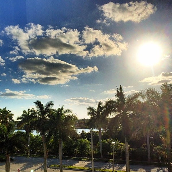 Foto tirada no(a) Courtyard by Marriott Fort Lauderdale Airport &amp; Cruise Port por Nick M. em 4/1/2014