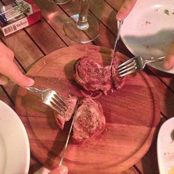 รูปภาพถ่ายที่ Rafine Mutfak Steakhouse โดย Seren👣 เมื่อ 4/13/2013
