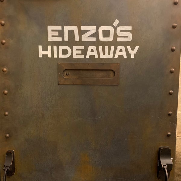 Снимок сделан в Enzo&#39;s Hideaway Tunnel Bar пользователем Rachel P. 11/3/2020