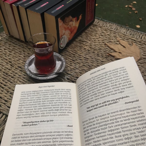 Kitapsız bahçeye çıkamıyorsunuz,bahçede siz kitap okurken içtikleriniz ise ikram ❤️Ayrıca girişteki bordo-siyah hazinesi keşfedilmeyi bekliyor ☺️