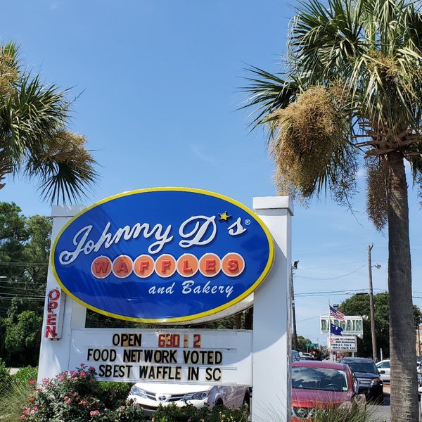 Foto scattata a Johnny D&#39;s Waffles and Bakery da Steve P. il 7/28/2019