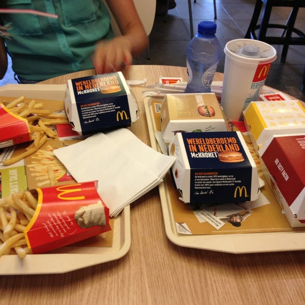 รูปภาพถ่ายที่ McDonald&#39;s โดย Lincy S. เมื่อ 8/6/2013