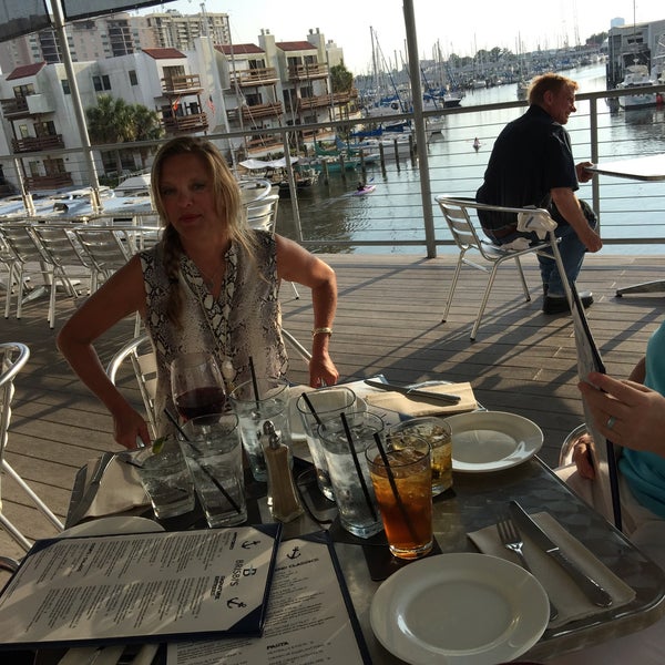 Foto diambil di Brisbi&#39;s Lakefront Restaurant &amp; Bar oleh Kellee M. pada 6/6/2015