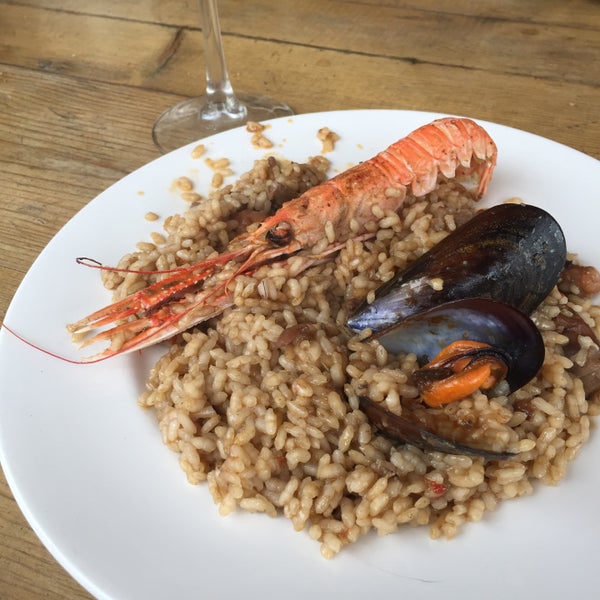 Genial para hacer un vermut 🍸 con vistas al mar. La paella 🥘 está bastante bien!