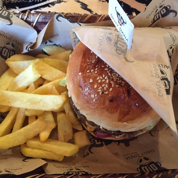 2/18/2016 tarihinde Burak Ş.ziyaretçi tarafından Daily Dana Burger &amp; Steak'de çekilen fotoğraf