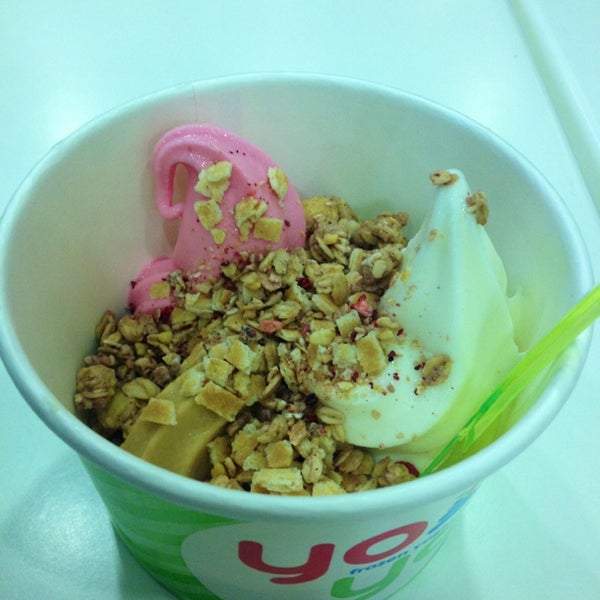 Foto tirada no(a) YoYo Frozen Yoghurt por Dragneva em 11/5/2015