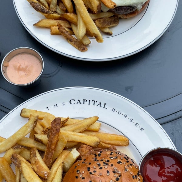 Foto tirada no(a) The Capital Burger por SAR em 7/30/2021