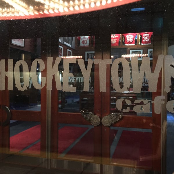 รูปภาพถ่ายที่ Hockeytown Cafe โดย Jorge P. เมื่อ 1/20/2015