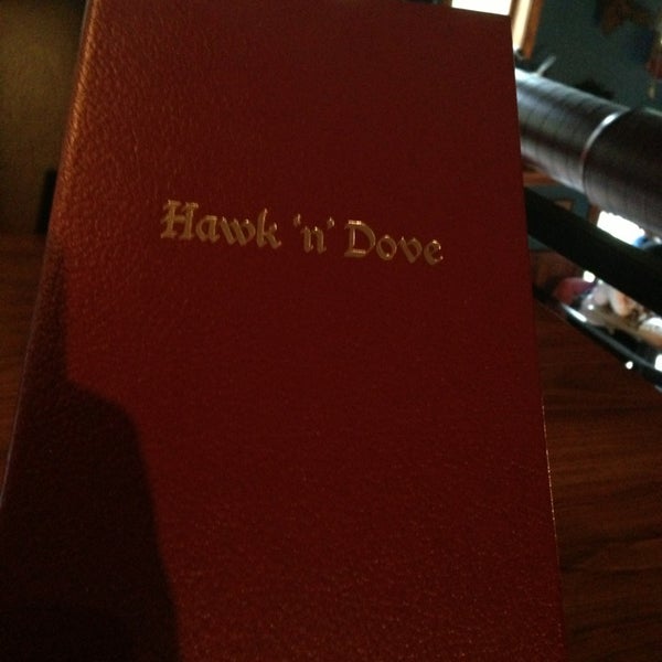 รูปภาพถ่ายที่ Hawk &#39;n&#39; Dove โดย Christian D. เมื่อ 5/24/2013