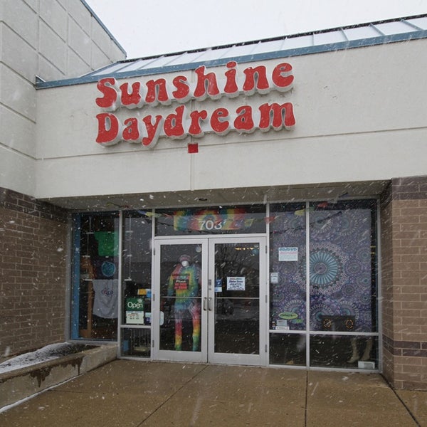 4/4/2013에 Mark P.님이 Sunshine Daydream Chicago Hippie Record Shop에서 찍은 사진
