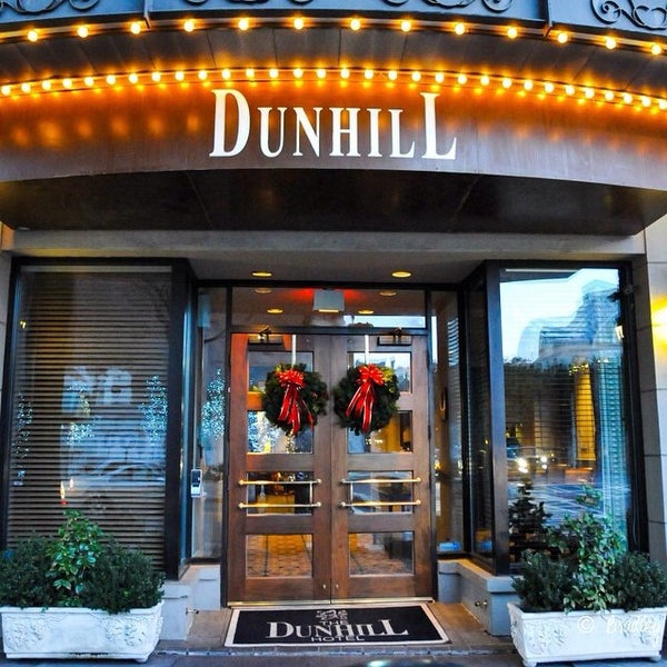 Foto diambil di The Dunhill Hotel oleh Brad R. pada 12/23/2014