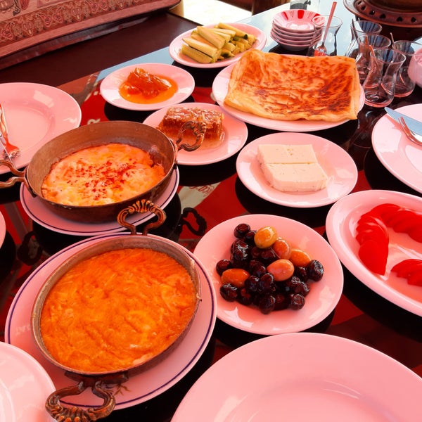 Das Foto wurde bei Şahin Tepesi Restaurant &amp;  Cafe von Fahi m. am 8/12/2019 aufgenommen