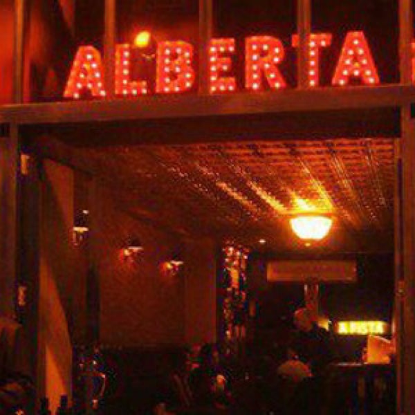 Foto tirada no(a) Alberta #3 por Susan X. em 10/18/2015