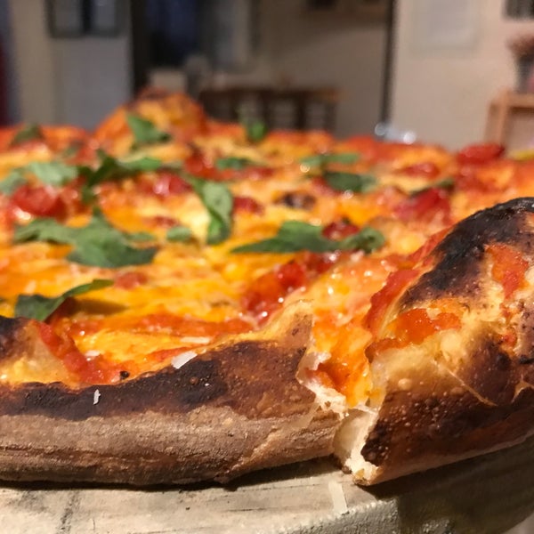 Foto scattata a Pizza Local da Néstor C. il 8/10/2017