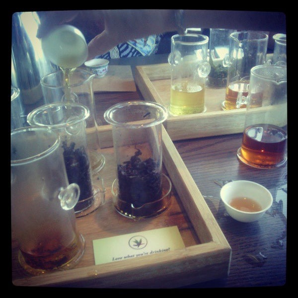 8/31/2013 tarihinde Lee L.ziyaretçi tarafından Verdant Tea Tasting Room &amp; Tea Bar'de çekilen fotoğraf
