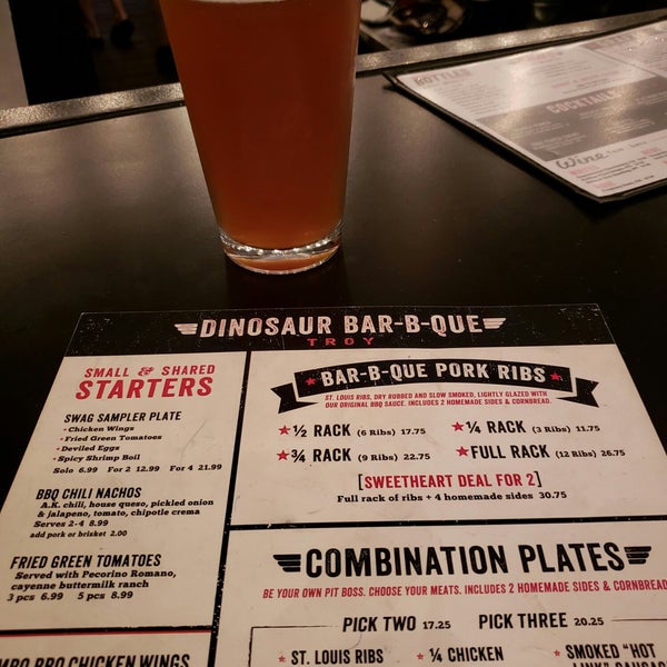Foto tirada no(a) Dinosaur Bar-B-Que por Justin V. em 9/15/2018