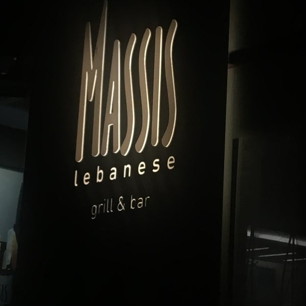 Foto tirada no(a) Massis Lebanese Grill &amp; Bar por Ibrahim A. em 8/25/2017