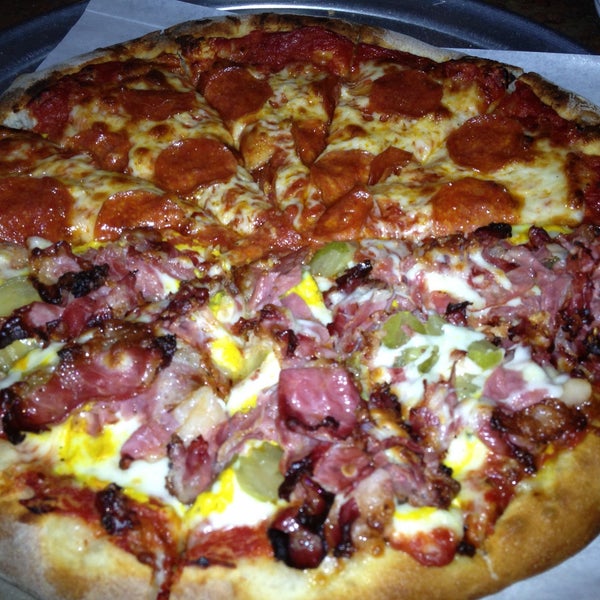 Foto tirada no(a) Downey Pizza Company por Donielle C. em 5/13/2013