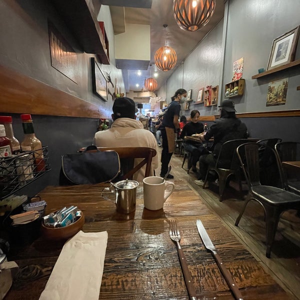 10/18/2022 tarihinde Sujin L.ziyaretçi tarafından Taylor Street Coffee Shop'de çekilen fotoğraf