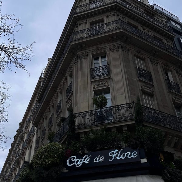 Foto diambil di Café de Flore oleh مريم pada 3/6/2024
