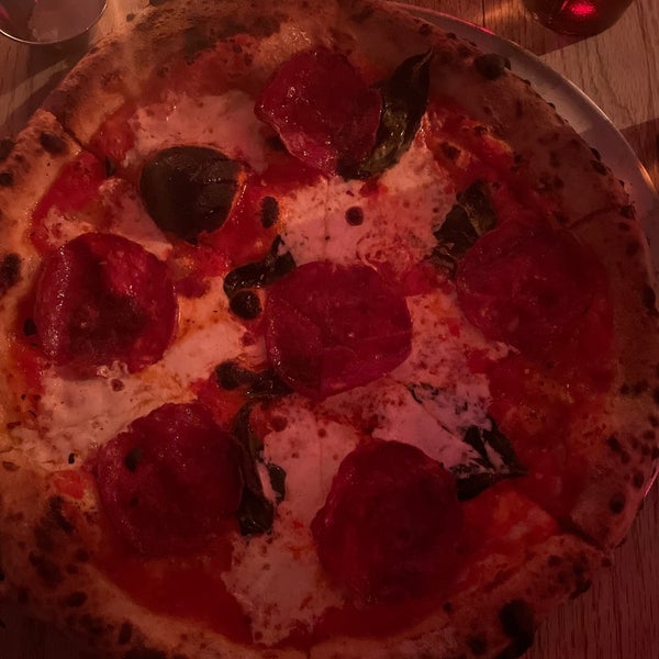 Foto diambil di Roberta&#39;s Pizza oleh krg. pada 3/4/2023