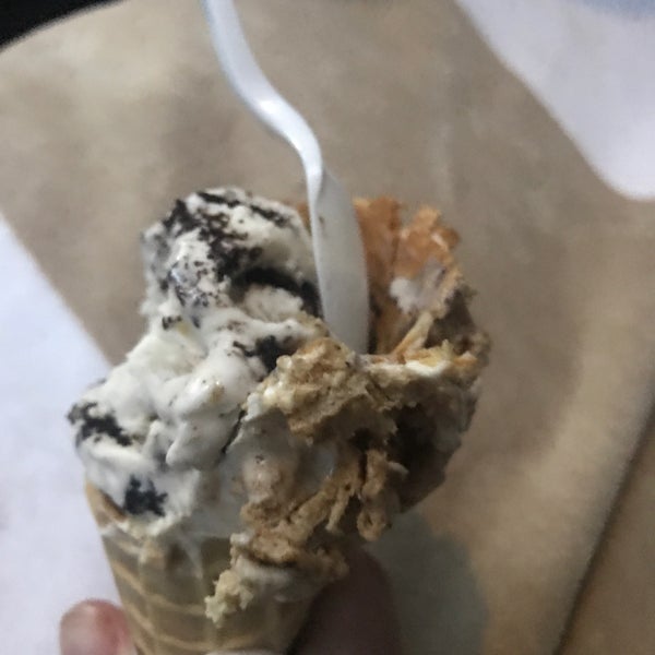 Photo taken at Emack &amp; Bolio&#39;s Ice Cream by krg. on 5/24/2020