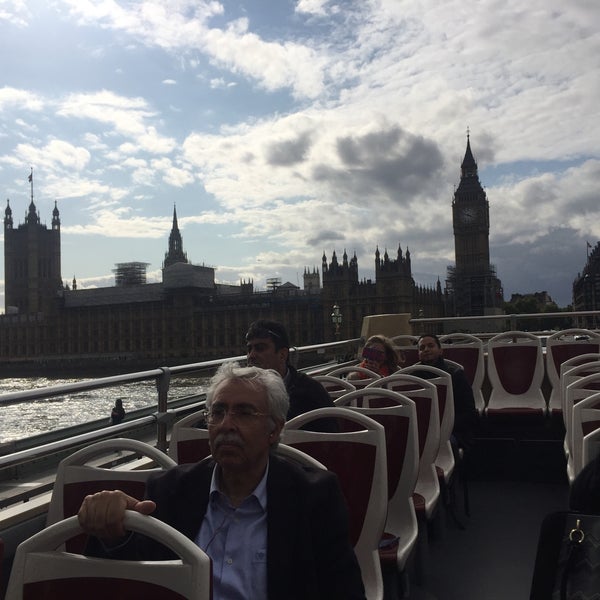 Photo taken at Big Bus Tours - London by Stephanie I. on 9/12/2017