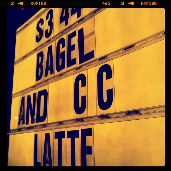Photo prise au Brooklyn Bagels Cafe par Shua A. le4/13/2013