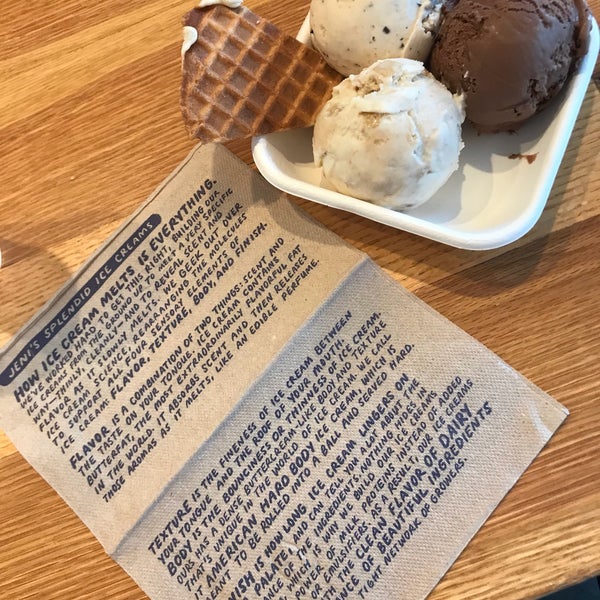 Снимок сделан в Jeni&#39;s Splendid Ice Creams пользователем Heather K. 7/24/2018
