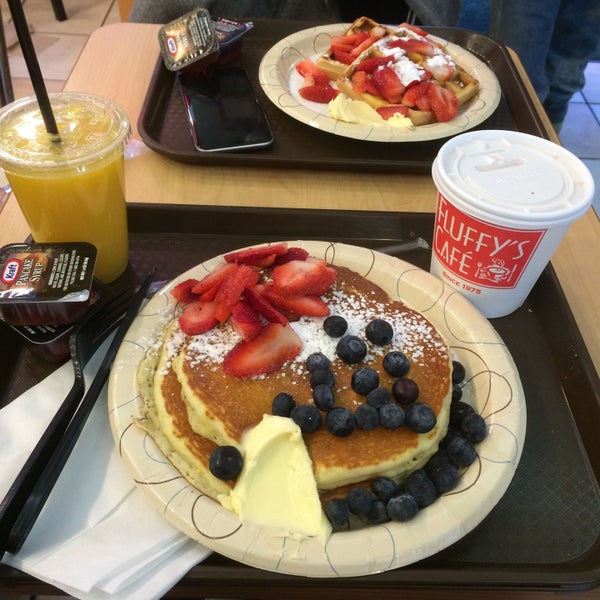 Photo taken at Fluffy&#39;s Cafe &amp; Pizzeria by Iida P. on 1/5/2015
