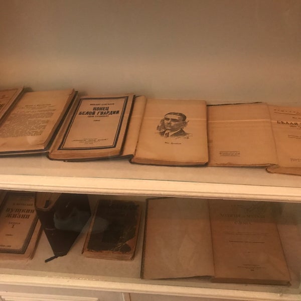 Foto diambil di Літературно-меморіальний музей Булгакова / Bulgakov&#39;s Museum oleh Tina C. pada 8/10/2019