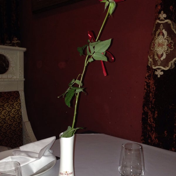 Das Foto wurde bei Red Square Russian Restaurant von Tina C. am 3/8/2015 aufgenommen