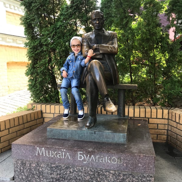 Foto tomada en Літературно-меморіальний музей Булгакова / Bulgakov&#39;s Museum  por Tina C. el 8/10/2019