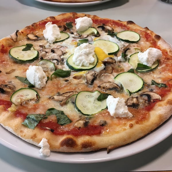 Buena opción para una pizza al gusto con una masa bastante buena.