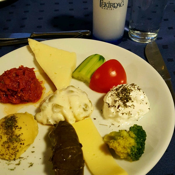 Das Foto wurde bei Boğaz Restaurant von Burak K. am 5/13/2017 aufgenommen