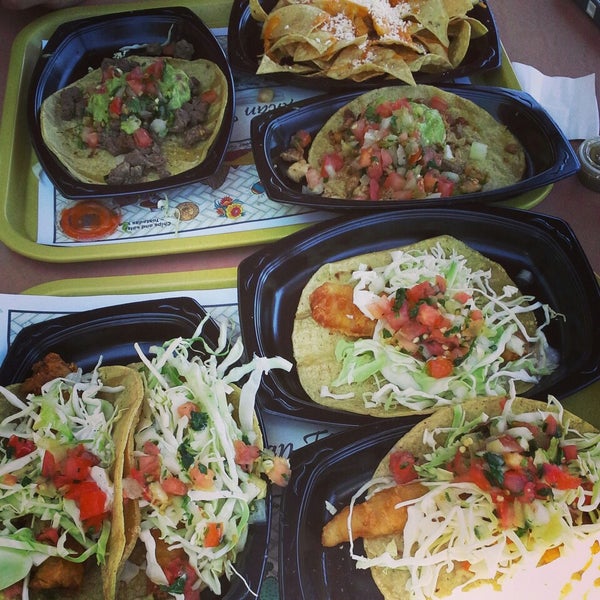 Foto diambil di Roberto&#39;s Taco - Del Mar oleh Michelle K. pada 5/18/2013