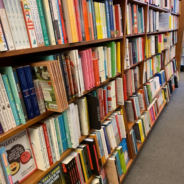 Foto diambil di Harvard Book Store oleh Kevin M. pada 12/26/2019