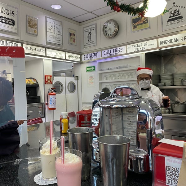 Photo taken at Johnny Rockets by Hum R. on 12/24/2021