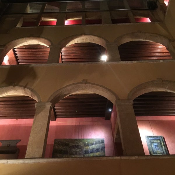 Foto scattata a Hôtel Cour des Loges da Алексей К. il 11/5/2015