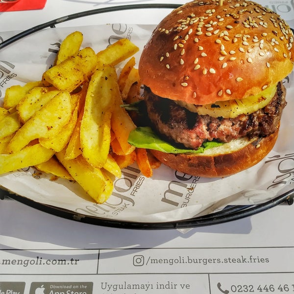รูปภาพถ่ายที่ Mengoli Burgers Steak Fries โดย Haydar İ. เมื่อ 10/13/2019