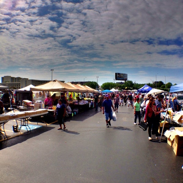 Foto diambil di Wolff&#39;s Flea Market oleh Joe O. pada 8/11/2013