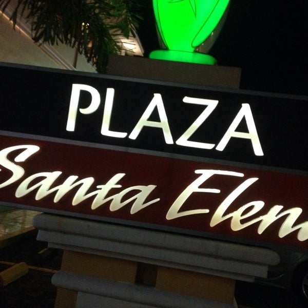 รูปภาพถ่ายที่ Plaza Santa Elena โดย Christopher A. เมื่อ 7/19/2014