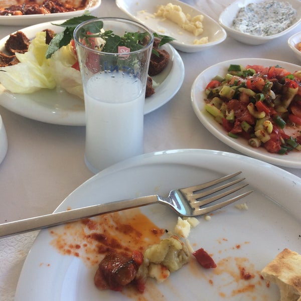 Foto diambil di Kolcuoğlu Restaurant oleh Arman Ö. pada 5/30/2017